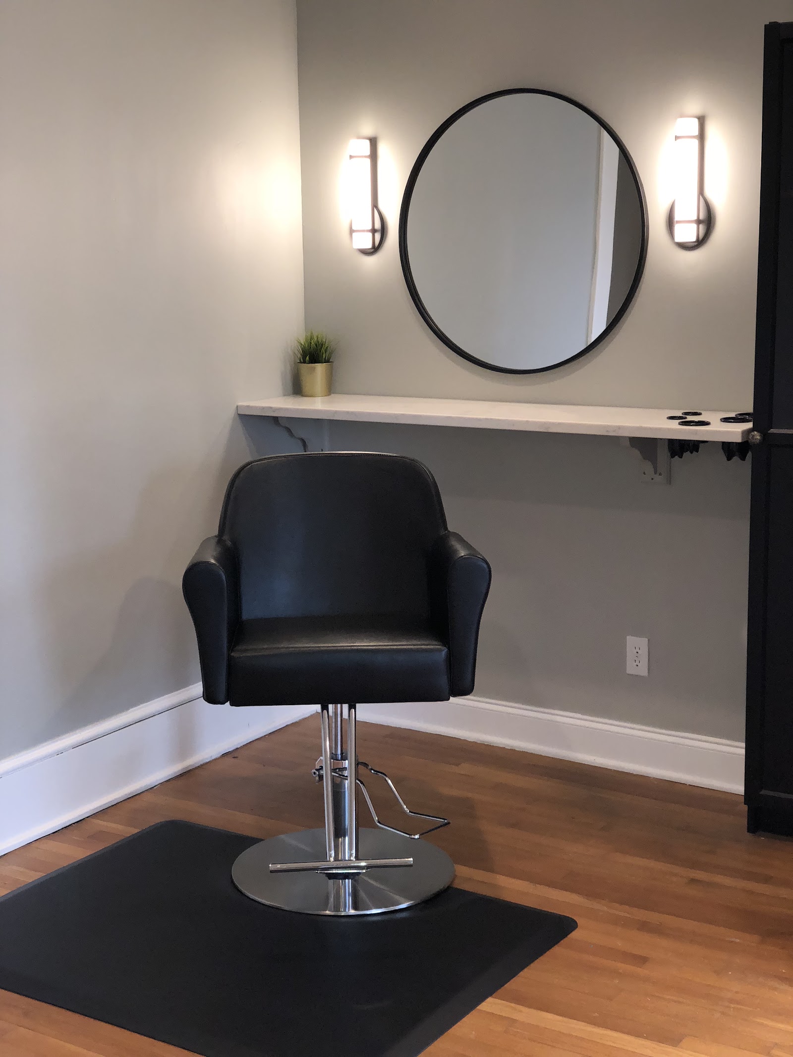 The Palace Salon Spa & Boutique nail photo 2